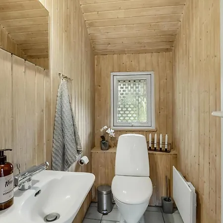 Vakantiehuis Nice Home In Vaeggerlose With Sauna *