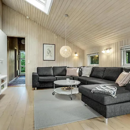 Nice Home In Vaeggerlose With Sauna