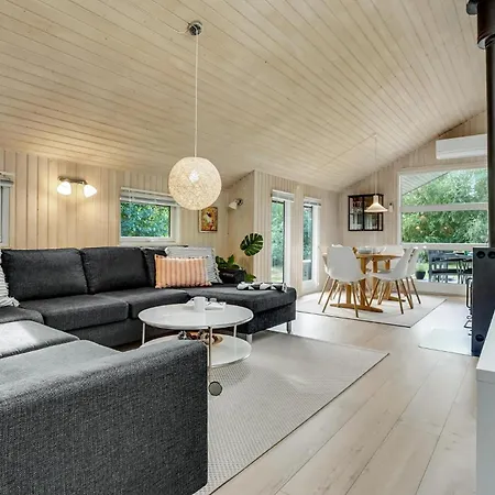 Vakantiehuis Nice Home In Vaeggerlose With Sauna